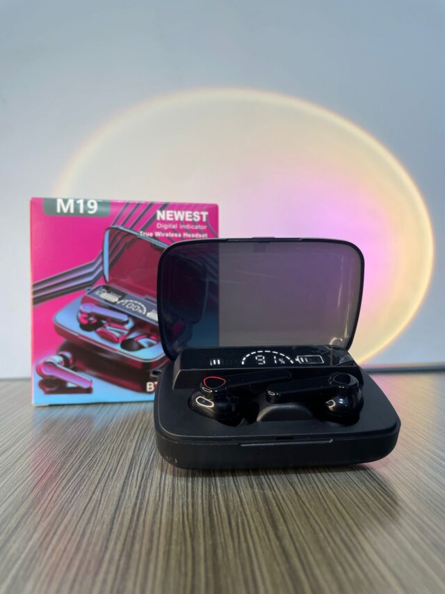 Audífonos Bluetooth M19 con pantalla LED y linterna